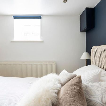 2 Double Bedroom Large Modern Self Contained Apartment Free Parking Camberley Exterior photo