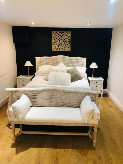 2 Double Bedroom Large Modern Self Contained Apartment Free Parking Camberley Exterior photo
