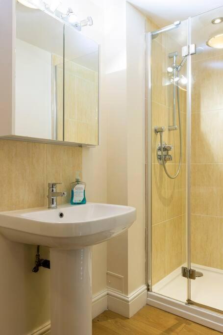 2 Double Bedroom Large Modern Self Contained Apartment Free Parking Camberley Exterior photo