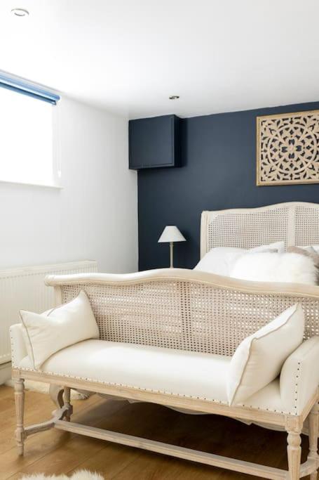 2 Double Bedroom Large Modern Self Contained Apartment Free Parking Camberley Exterior photo