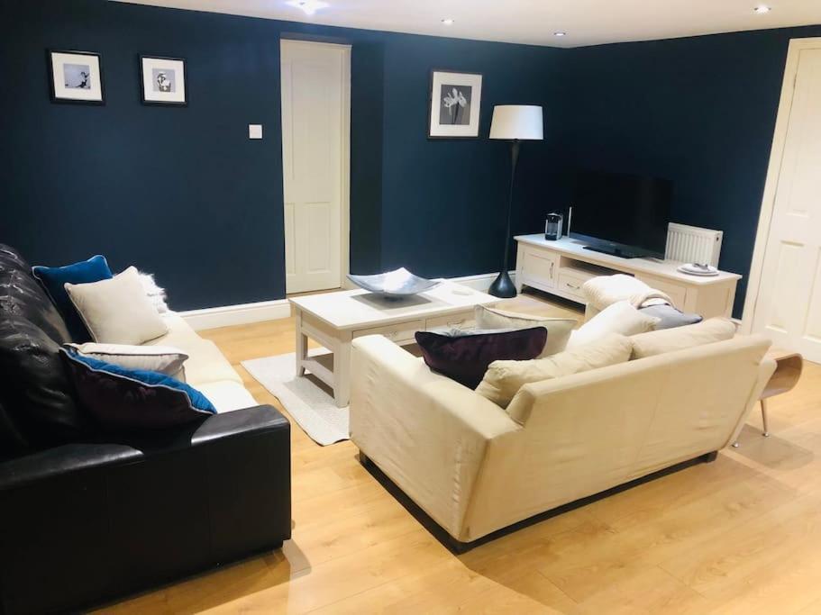 2 Double Bedroom Large Modern Self Contained Apartment Free Parking Camberley Exterior photo
