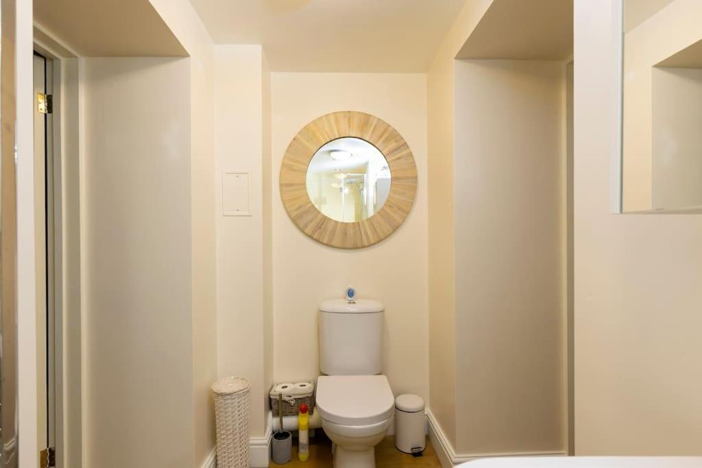 2 Double Bedroom Large Modern Self Contained Apartment Free Parking Camberley Exterior photo
