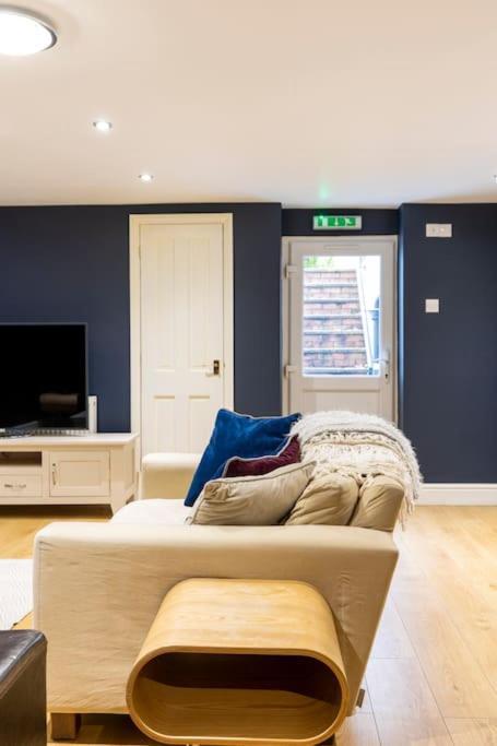 2 Double Bedroom Large Modern Self Contained Apartment Free Parking Camberley Exterior photo