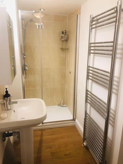 2 Double Bedroom Large Modern Self Contained Apartment Free Parking Camberley Exterior photo