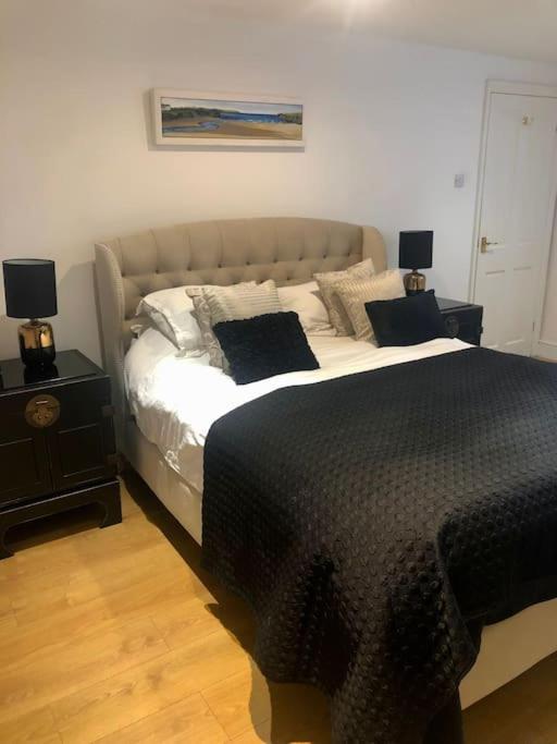 2 Double Bedroom Large Modern Self Contained Apartment Free Parking Camberley Exterior photo