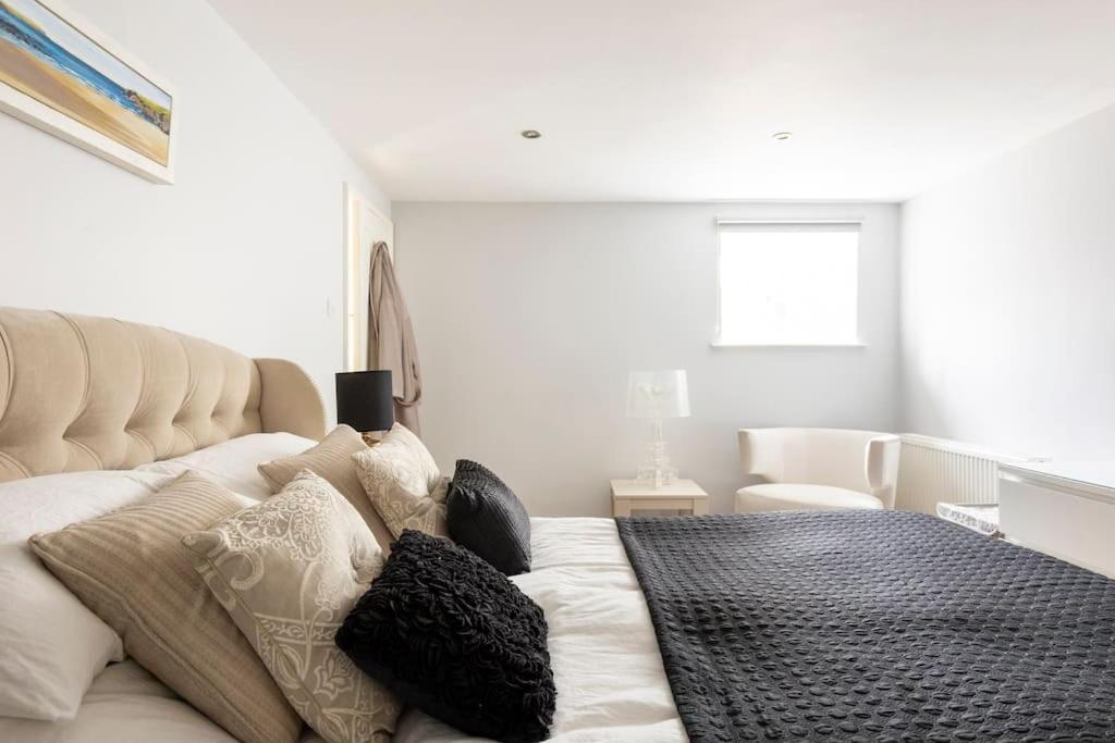 2 Double Bedroom Large Modern Self Contained Apartment Free Parking Camberley Exterior photo