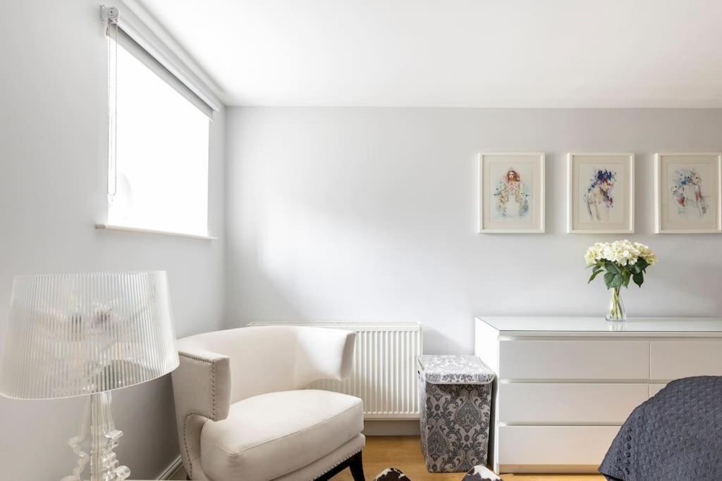 2 Double Bedroom Large Modern Self Contained Apartment Free Parking Camberley Exterior photo