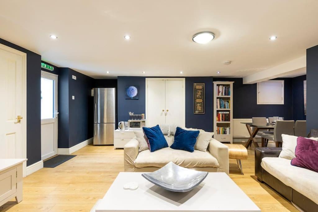 2 Double Bedroom Large Modern Self Contained Apartment Free Parking Camberley Exterior photo