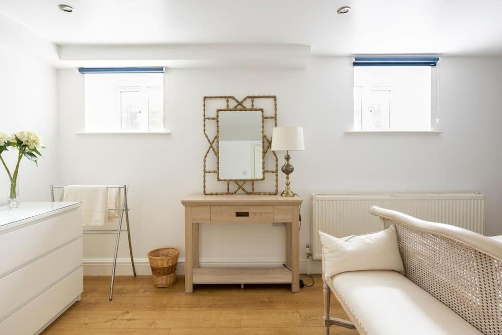2 Double Bedroom Large Modern Self Contained Apartment Free Parking Camberley Exterior photo
