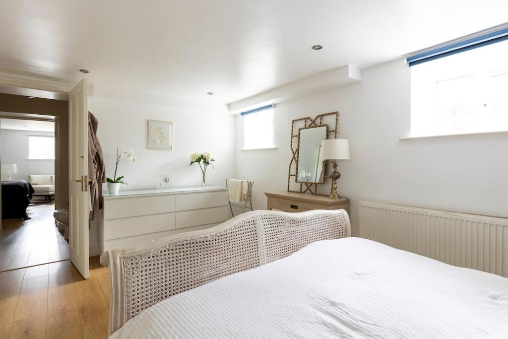 2 Double Bedroom Large Modern Self Contained Apartment Free Parking Camberley Exterior photo